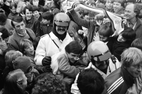 Manifestatie in Tilburg voor betaald voetbalclub Willem II . Johan Cruijff wordt, Bestanddeelnr 931-9589