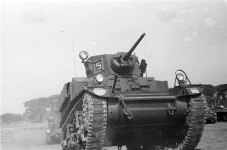 Manoeuvres Eskadron Vechtwagens KNIL. Tank ¨Soebang¨ rijdt over een door ¨Ineke¨, Bestanddeelnr 93-1-5