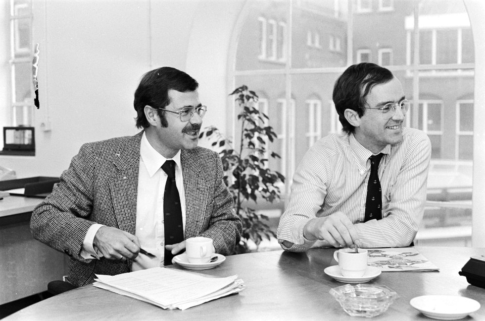 Mannen aan een tafel in het stadhuis van Amsterdam, Bestanddeelnr 931-3071