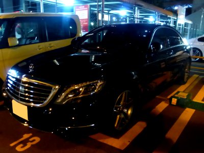 Mercedes-Benz S550 long (W222) at night front photo