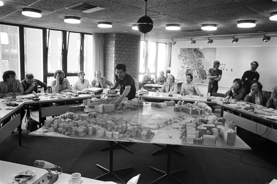 Maquette van het Waterlooplein tijdens een hoorzitting tegenover het plein in Am, Bestanddeelnr 930-7683