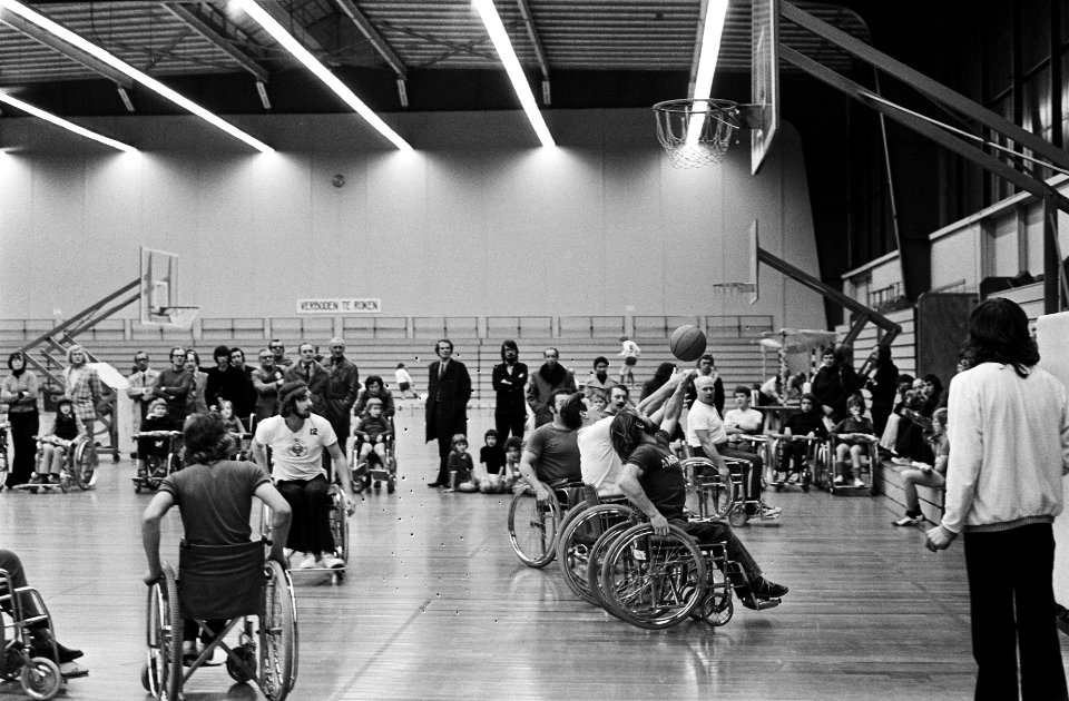 Manifestatie voor gehandicapten in Apollohal basketbalwedstrijd in rolstoelen, Bestanddeelnr 927-6387
