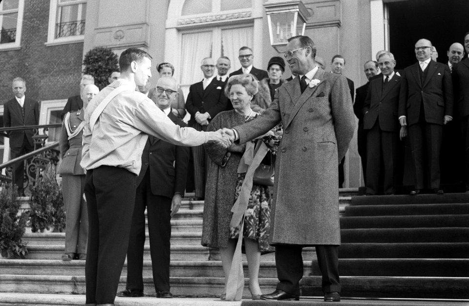 Manifestatie in verband met 12,5 jarig regeringsjubileum van H. M. . Nemen hulde, Bestanddeelnr 912-1896