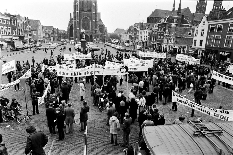 Manifestatie in Delft georganiseerd door FNV tegen onder meer de loonmaatregel , Bestanddeelnr 930-6905