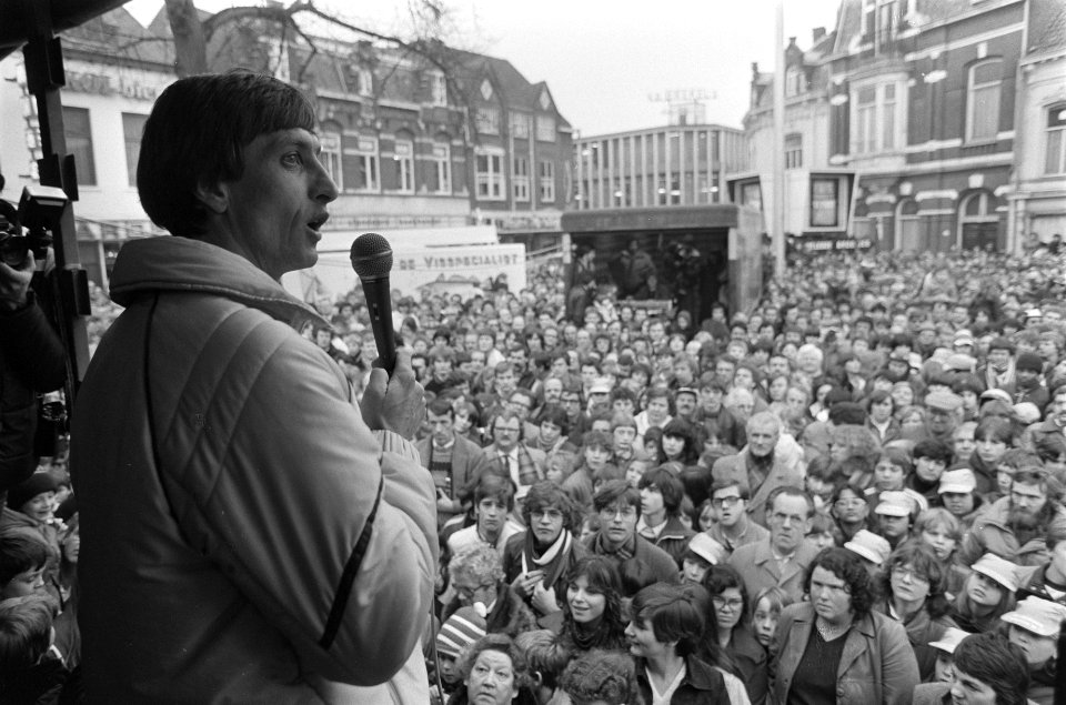 Manifestatie in Tilburg voor betaald voetbalclub Willem II . Johan Cruijff speel, Bestanddeelnr 931-9590