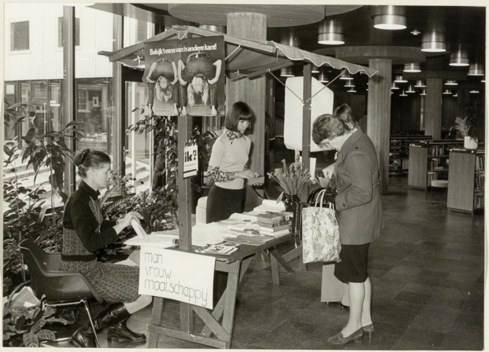 Manifestatie van vrouwengroeperingen in de Stadsbibliotheek. NL-HlmNHA 54003813