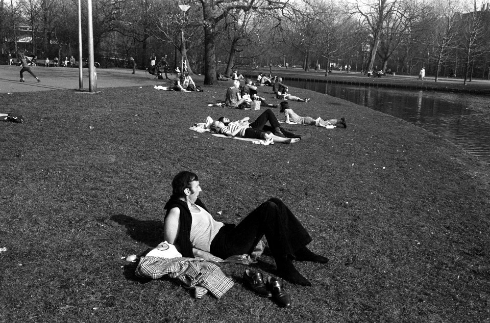 Mensen in de zon in Vondelpark, Bestanddeelnr 925-4664
