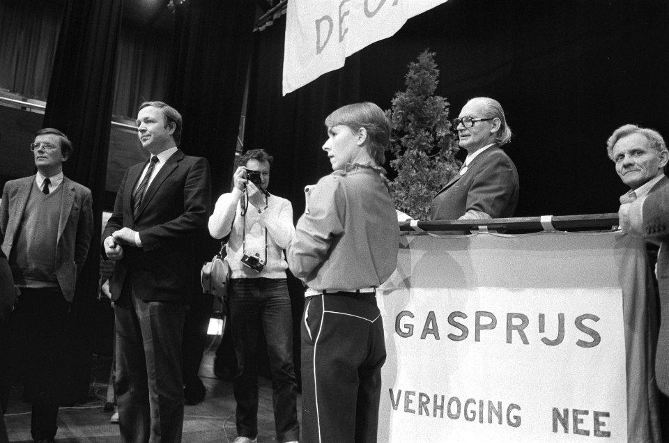 Manifestatie tegen verhoging van de gasprijs in Amersfoort 20.21 Terlouw neemt h, Bestanddeelnr 932-0873