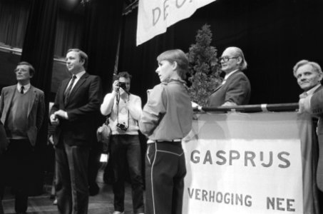 Manifestatie tegen verhoging van de gasprijs in Amersfoort 20.21 Terlouw neemt h, Bestanddeelnr 932-0873