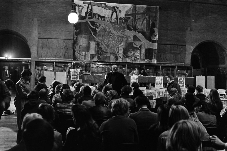 Manifestatie in Koopmansbeurs voor behoud werkgelegenheid in de scheepsbouw, Bestanddeelnr 929-9229