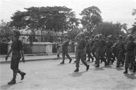 Marcherende militairen passeren het podium, Bestanddeelnr 1-2-1