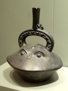 Manta Ray Effigy Bottle with stirrup-spout, 1370-1470 AD, Chimu culture, north coast Peru, earthenware - Gardiner Museum, Toronto - DSC01218