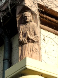 Maresché (Sarthe) Maison Le Colinet, sculpture de façade (01)