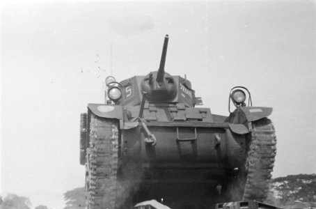 Manoeuvres Eskadron Vechtwagens KNIL Tank ¨Soebang¨ rijdt over een door ¨Ineke¨, Bestanddeelnr 93-1-6
