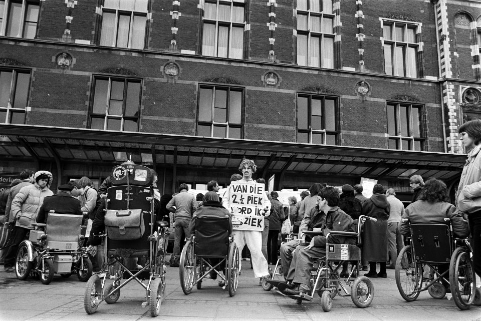 Mensen in rolstoel voor het Centraal Station, Bestanddeelnr 932-5062