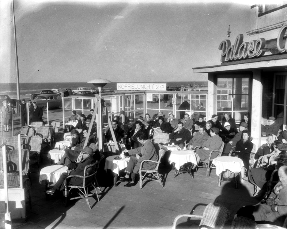 Mensen in de zon op terrasjes op de Scheveningse Boulevard, Bestanddeelnr 910-1324
