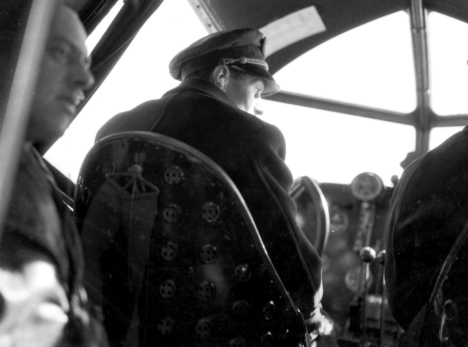 Marconist en piloten in de cockpit van de Fokker F.XX PH-AIZ Zilvermeeuw, Bestanddeelnr 189-1357