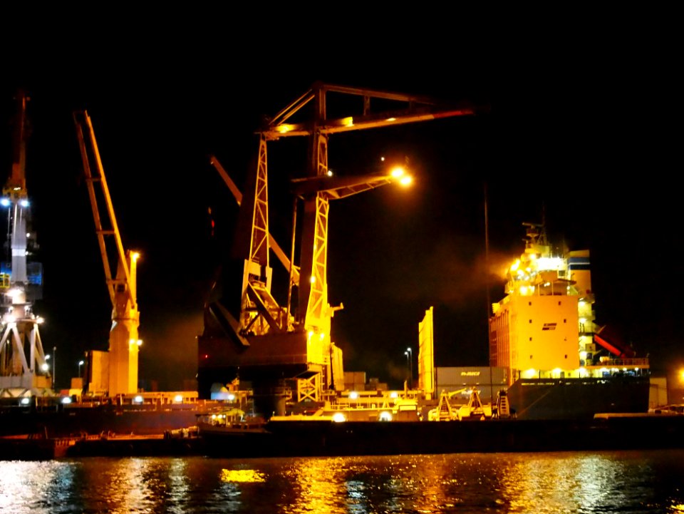 Marcor 2 unloading Fernando by night in Rotterdam pic2
