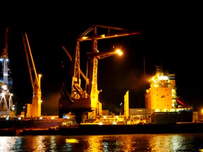 Marcor 2 unloading Fernando by night in Rotterdam pic2