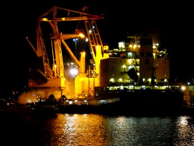 Marcor 2 unloading Fernando by night in Rotterdam pic1