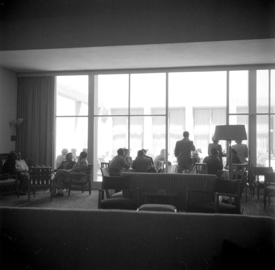 Mensen in de lounge van het Accadia Hotel, Bestanddeelnr 255-0069