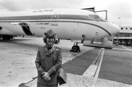 Opdracht Gelderlander journaliste Henriette Verbeek voor vliegtuig Air Holland , Bestanddeelnr 933-7249