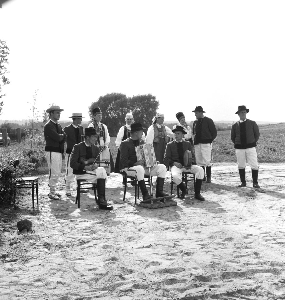 Mensen, klederdrachten, muziek, Bestanddeelnr 253-6100