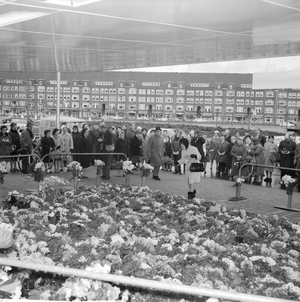 Mensen leggen bloemen bij RAI-gebouw voor de overleden president Kennedy, Bestanddeelnr 915-7803