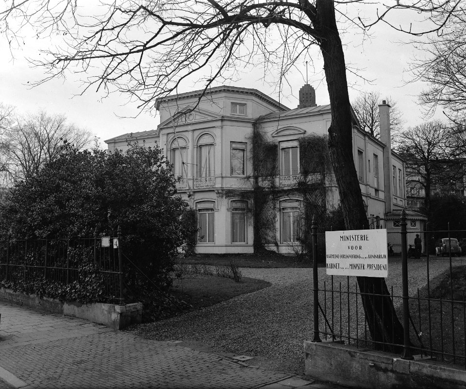 Mensen die werken op het Kabinet van de Minister President, Bestanddeelnr 901-2937
