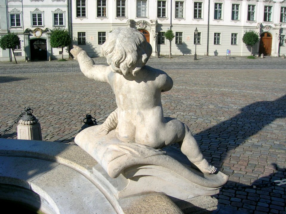 Marienbrunnen Eichstätt -Krebs-Putto (2018-08 5)