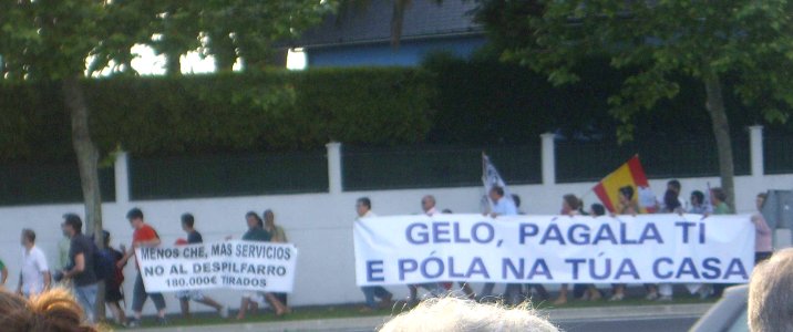 Menos Che Gelo pagala ti e pola na túa casa manifa Oleiros photo