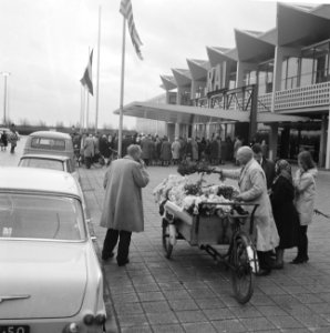 Mensen leggen bloemen bij RAI-gebouw voor de overleden president Kennedy, Bestanddeelnr 915-7795