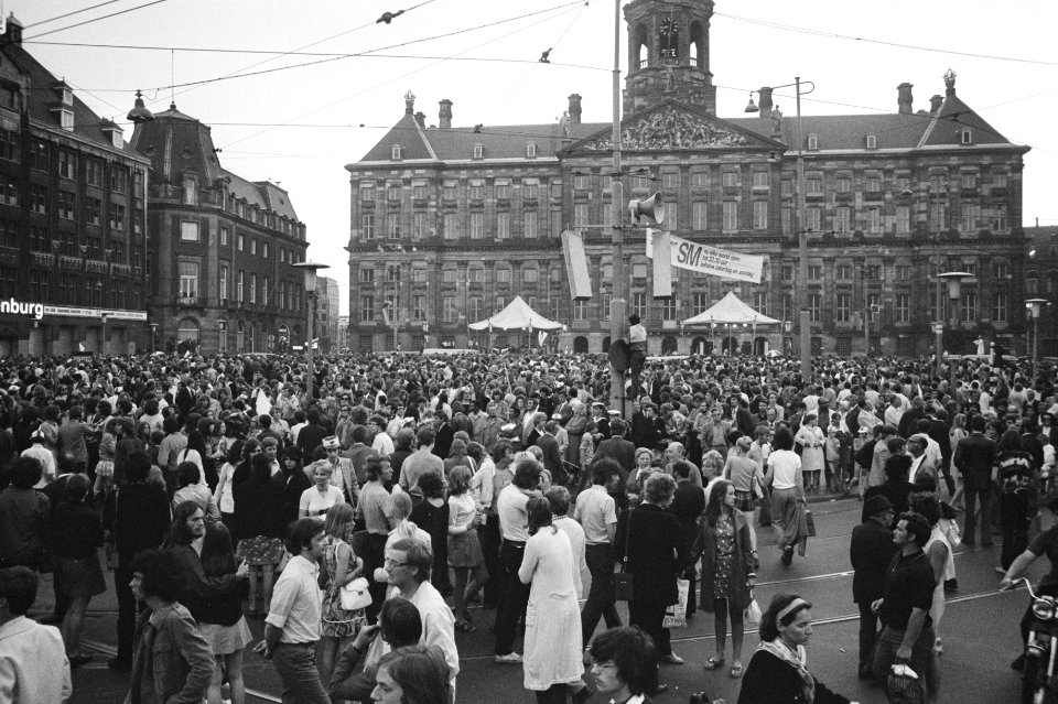 Menigte feestvierders op de Dam, Bestanddeelnr 924-6178