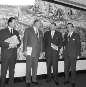 Opdrachten Revue der Reclame prijsuitreiking Charlton H, Bestanddeelnr 911-1955