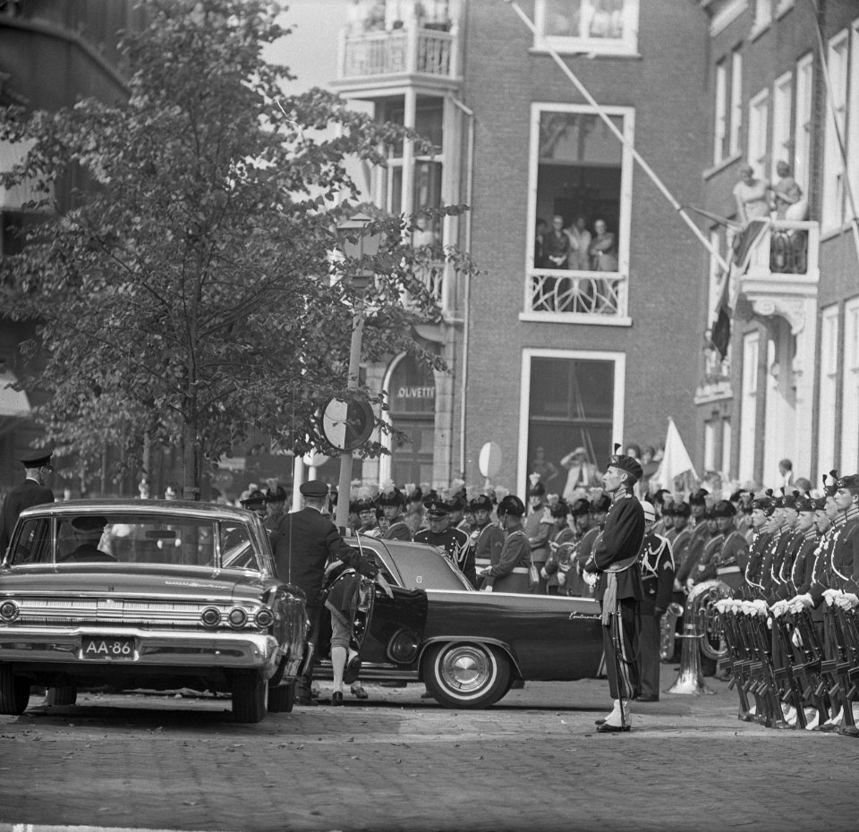 Opening Staten-Generaal in de Ridderzaal De koetsier wordt in de auto gedragen, Bestanddeelnr 915-5359
