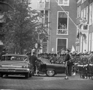 Opening Staten-Generaal in de Ridderzaal De koetsier wordt in de auto gedragen, Bestanddeelnr 915-5359