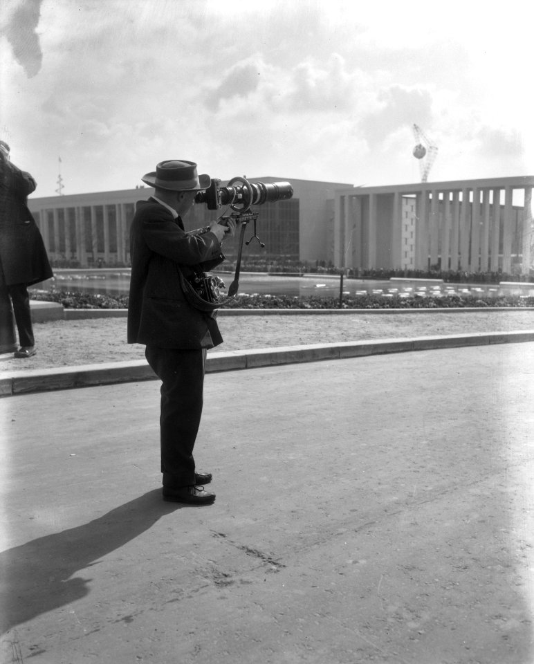 Opening wereldtentoonstelling Expo te Brussel, fotograaf aan het werk, Bestanddeelnr 909-4900