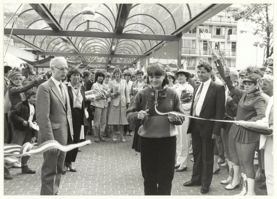 Opening van het gerenoveerde winkelcentrum aan het Marsmanplein. De opening wordt verricht door schaatster Yvonne van Gennip. NL-HlmNHA 54016646