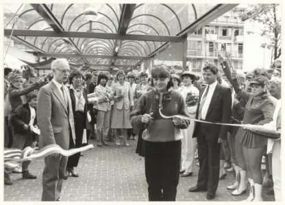 Opening van het gerenoveerde winkelcentrum aan het Marsmanplein. De opening wordt verricht door schaatster Yvonne van Gennip. NL-HlmNHA 54016646