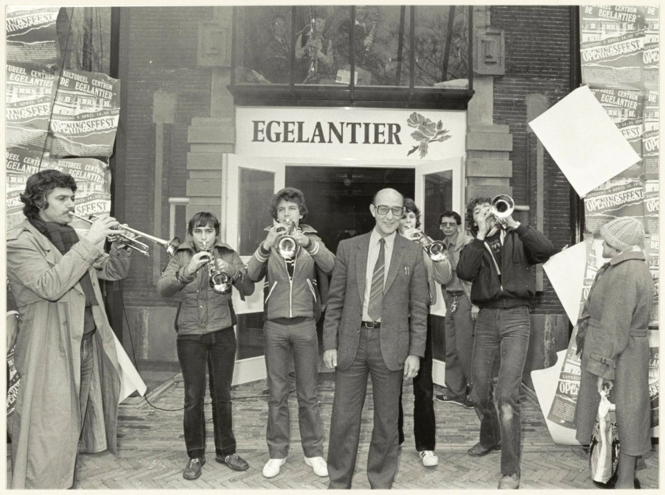 Opening van het cultureel centrum De Egelantier door werhouder Tinus van de Water. De Egelantier is gehuisvest in het voormalige St. Elisabeths Gastrhuis aan de Gashuisvest. NL-HlmNHA 54012273