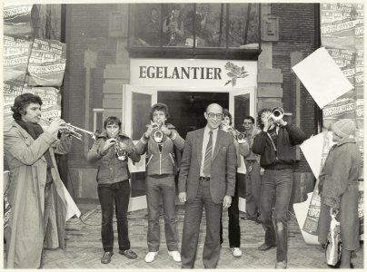 Opening van het cultureel centrum De Egelantier door werhouder Tinus van de Water. De Egelantier is gehuisvest in het voormalige St. Elisabeths Gastrhuis aan de Gashuisvest. NL-HlmNHA 54012273