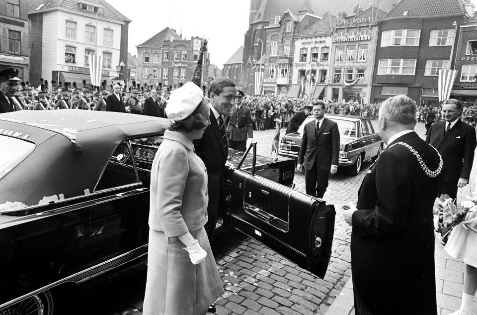 Openingen, prinsessen, prinsen, auto's, Beatrix, prinses, Claus, prins, Bestanddeelnr 920-4145