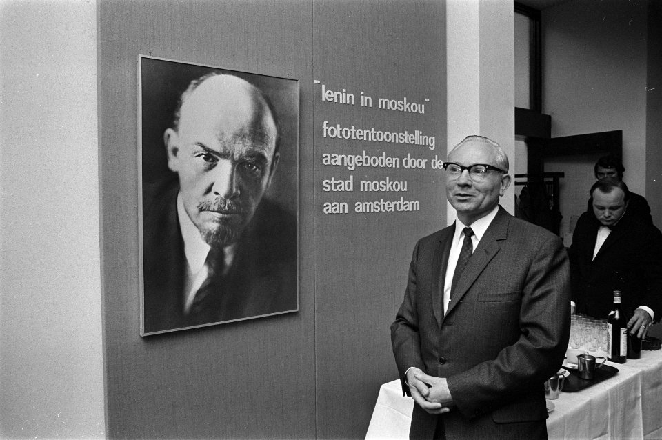Opening van de fototentoonstelling 'Lenin in Moskou' in de Van Houweningenschool, Bestanddeelnr 923-6827
