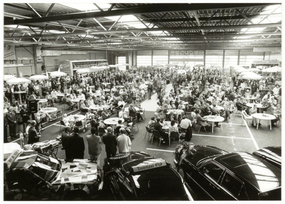 Opening van het nieuwe gebouw van de Cramer Tervoort Groep, een groot Taxibedrijf in de Waarderpolder. NL-HlmNHA 54035090