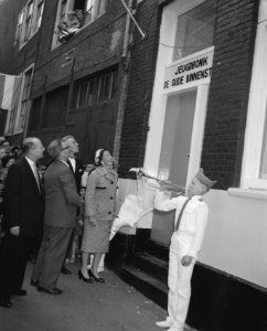Opening van het Jeugdhonk De Oude Binnenstad door mevrouw Van Hall , de echtge, Bestanddeelnr 910-3290