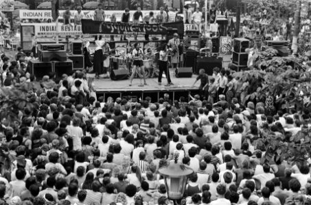 Opening Festival of Fools op het Leidseplein met optred van Dyemgo Edwards (ovez, Bestanddeelnr 932-1963