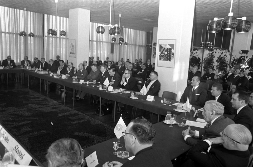Opdracht Hotel Revue , voorzitter Horecaf gekozen, Bestanddeelnr 921-8679