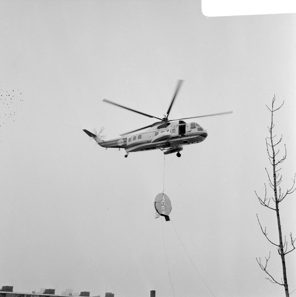 Opdracht Gemeente Amsterdam, Kunstwerk The Long Hum, hangend aan helicopter, w, Bestanddeelnr 922-1789