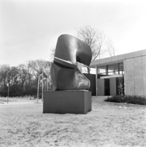 Opdracht KRO, beeld van Henry Moore te Den Haag, Bestanddeelnr 918-6734
