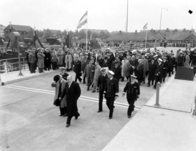 Opening nieuwe haven in Den Helder met kabel doorvaren door Karel Doorman, Bestanddeelnr 906-5634